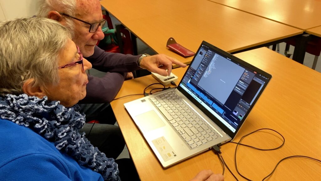 Tine en Theo bogen zich over Pinnacle op de laptop van één van hen.