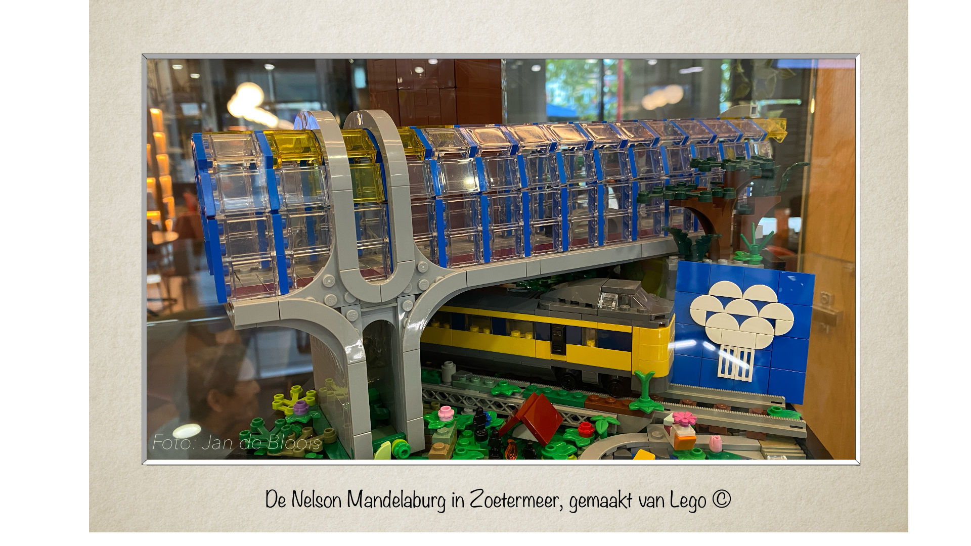 De Nelson Mandelabrug in Zoetermeer, gemaakt van Lego